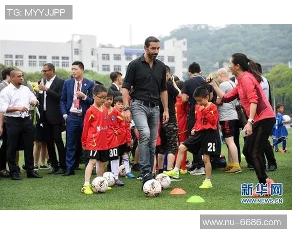 球星照片卡片收藏热潮引领足球文化与粉丝互动新风尚